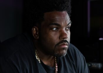 Image of producer Rodney Jerkins in a black shirt accessorized with a gold chain.