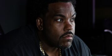 Image of producer Rodney Jerkins in a black shirt accessorized with a gold chain.
